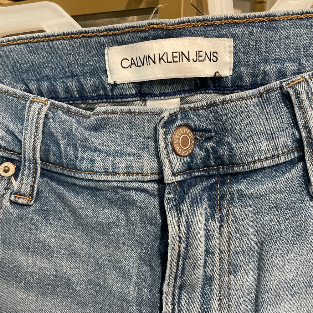 Light-wash, distressed Calvin Klein Jeans (w34xl32)